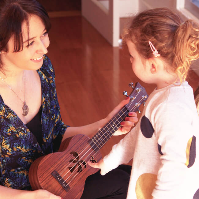 louise-teaching-ukulele 2